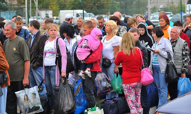 Около 20 тыс. переселенцев из Донбасса проживают в Беларуси, - посол