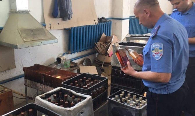 ГФС: В 15 областях на заводах по производству алкоголя проводятся обыски