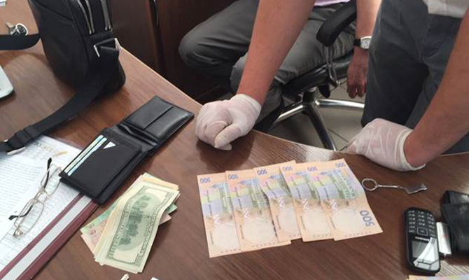 Сотрудницу львовской налоговой поймали на взятке в 100 тысяч