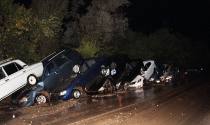 В аннексированном Крыму мощный селевой поток смыл с дороги 15 авто