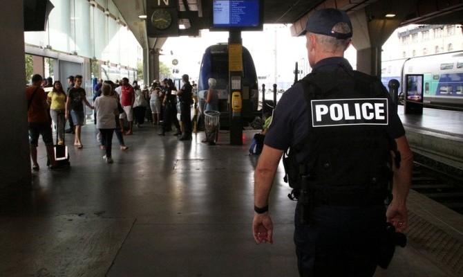 В Марселе мужчина напал с ножом на прохожих, три человека ранены