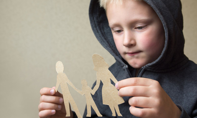 Суды уравняют права отца и матери на ребенка