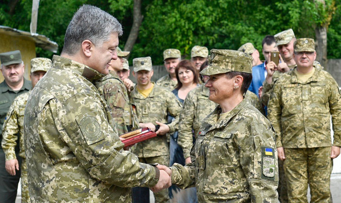 Порошенко наградил 67 военных