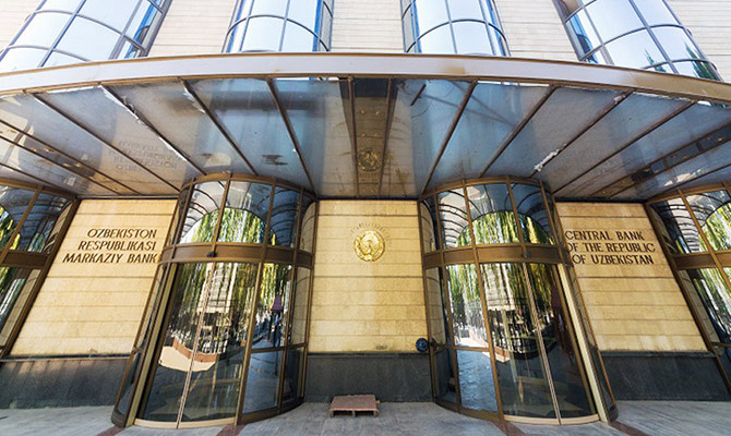 Узбекистан девальвировал национальную валюту в два раза