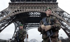 В Париже задержали троих подозреваемых в подготовке терактов