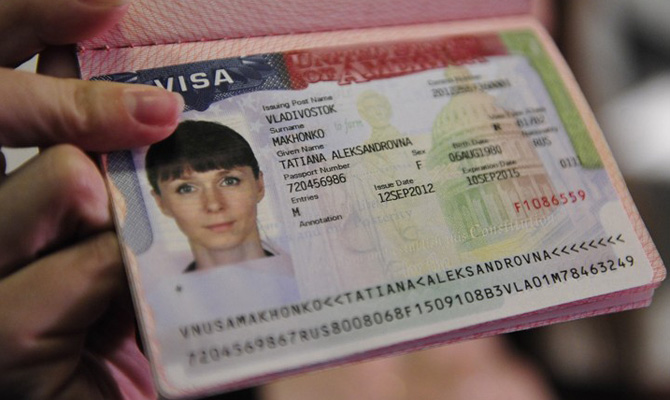 США возобновили выдачу виз россиянам