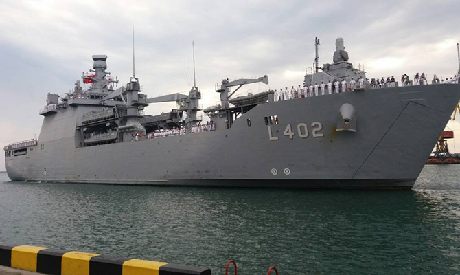 В порт Одессы зашел турецкий десантный корабль Bayraktar