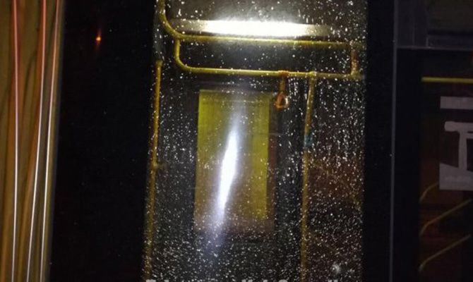 Неизвестные в столице обстреляли троллейбус