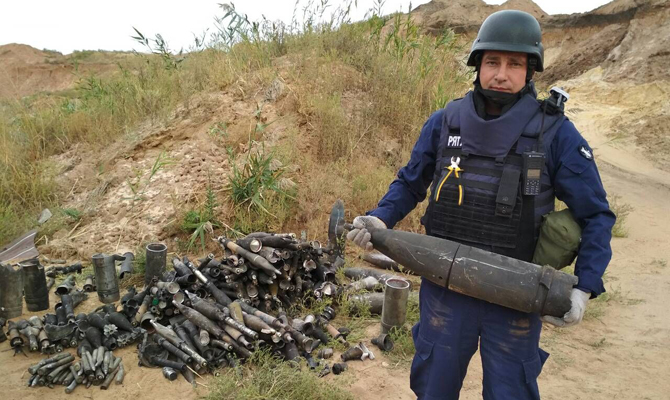Возле Мариуполя завершили разминирование после взрывов на складах боеприпасов