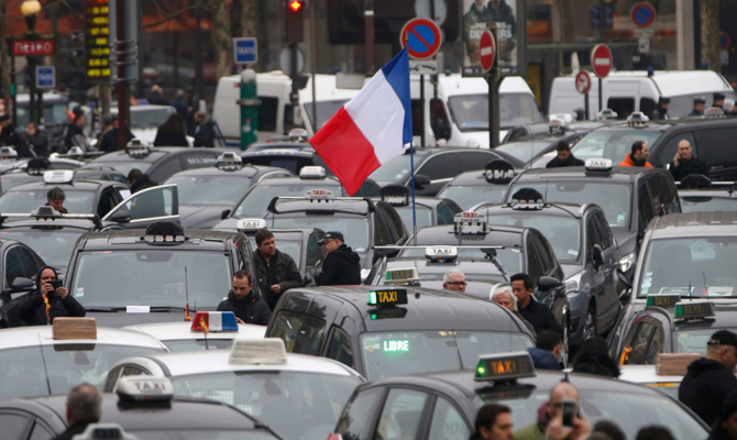 Во Франции начали забастовку водители грузовиков