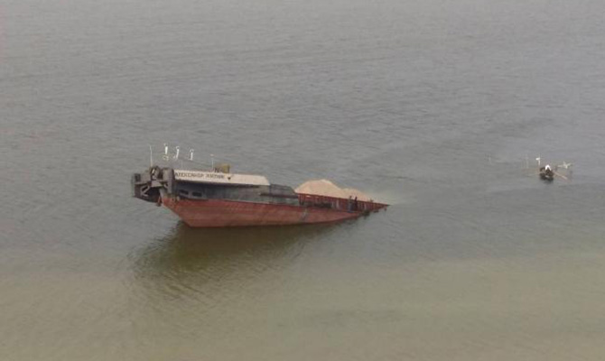 В Каховском водохранилище затонула баржа с нефтепродуктами