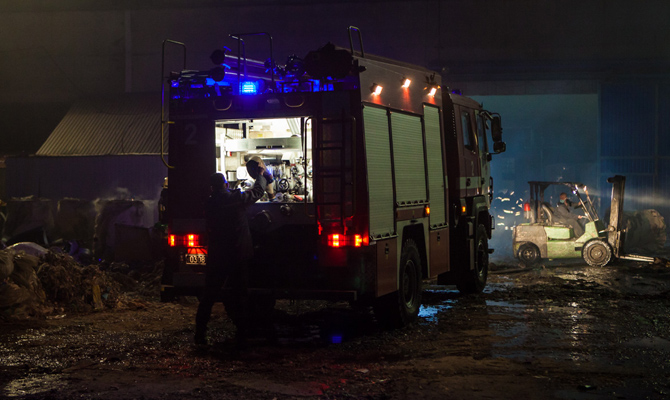 В Днепре произошел масштабный пожар на складе туалетной бумаги