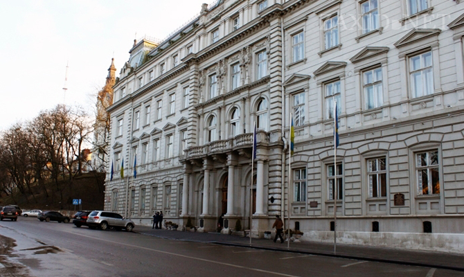 Львовский облсовет призвал Порошенко вернуть героизацию Бандеры и Шухевича