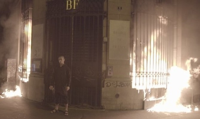 Художник-акционист Павленский поджег здание Банка Франции