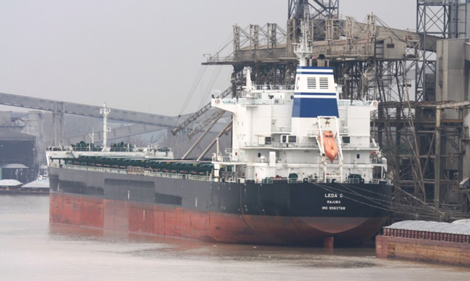 Очередное судно с углем из ЮАР зашло в порт «Южный»