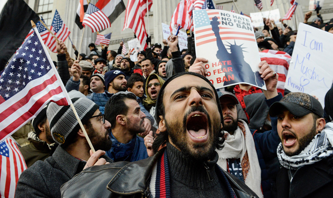 США возобновили прием беженцев из 11 стран