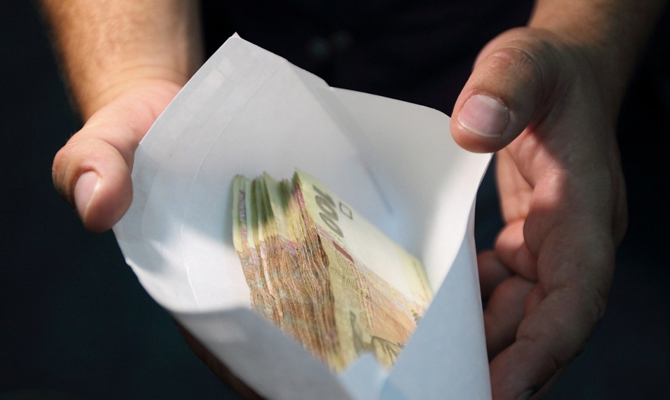 Большинство украинцев не дают взятки, — опрос