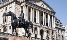 Банк Англии впервые за 10 лет повысил базовую ставку