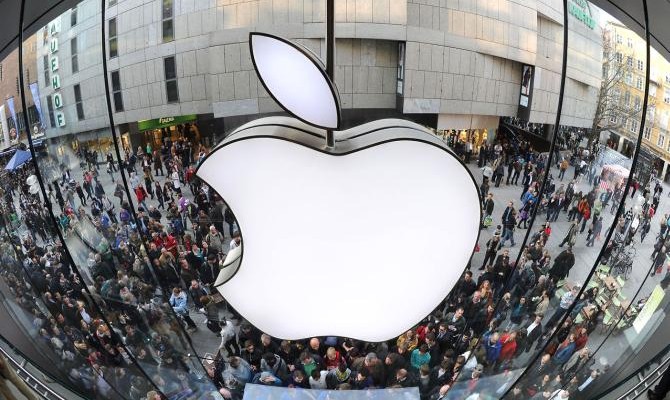 Капитализация Apple впервые превысила $900 млрд