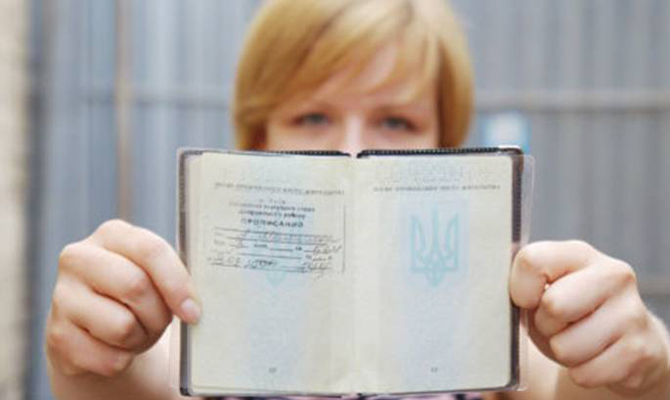 Более 30% украинцев не живут по месту прописки