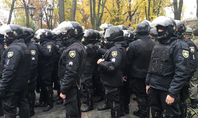 Столкновения в горсаду Одессы: число травмированных полицейских превысило 20 человек