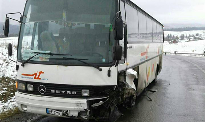 Во Львовской области туристический автобус столкнулся с авто, есть жертвы
