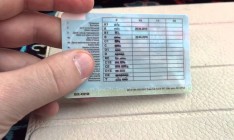 Кабмин установил выдачу первого удостоверения водителям сроком на 2 года