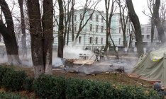 Под зданием Верховной Рады сгорела палатка протестующих