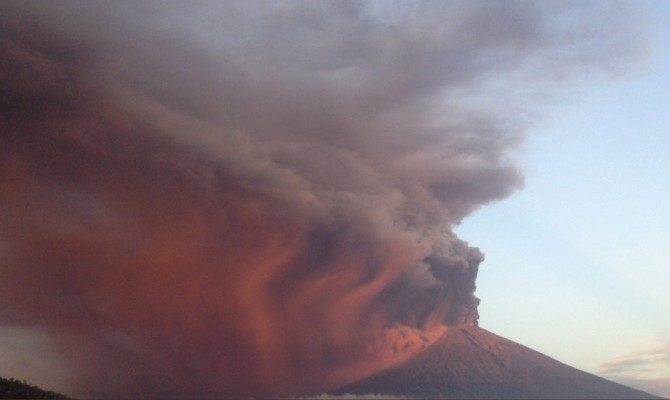 На Бали началось извержение вулкана, отменены все авиарейсы