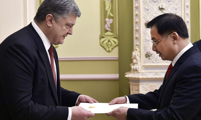 Порошенко принял верительные грамоты от послов четырех стран