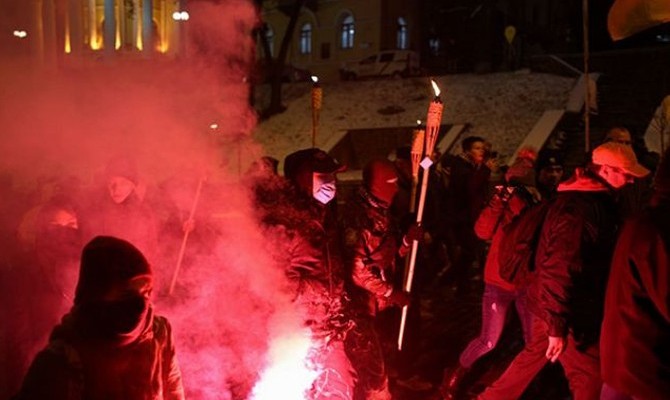 Возле здания МВД начались столкновения между митингующими и правоохранителями