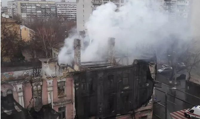 В центре Киева снова горит дом-историческая памятка