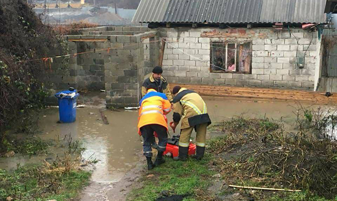 Непогода в Украине: на Закарпатье уже подтоплены 13 домов