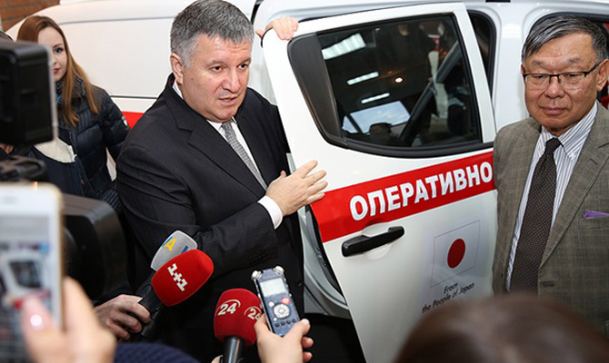 Япония передала технику украинским саперам