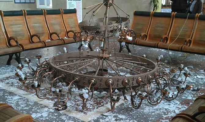 В зале ожидания в херсонском вокзале рухнула огромная люстра