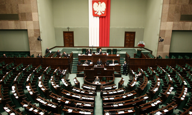 Сенат Польши принял нашумевшие законы о судебной реформе