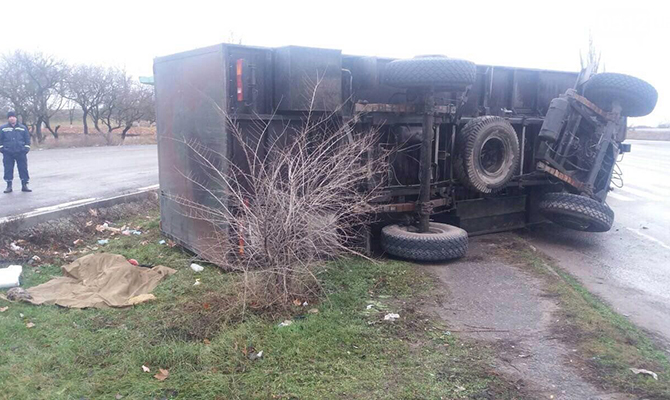 В Николаевской области грузовик Нацгвардии врезался в остановку, есть жертва