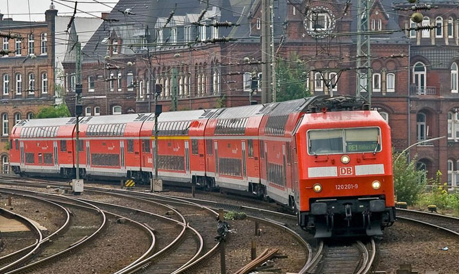 Омелян назвал сроки передачи немецких подержанных электричек Украине