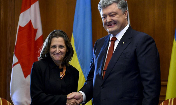 Порошенко обсудил с главой МИД Канады обострение ситуации на Донбассе