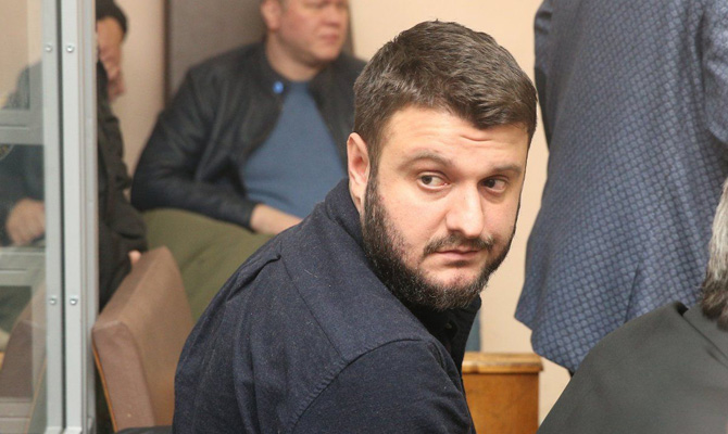 Суд вернул загранпаспорт сыну Авакова и постановил снять с него электронный браслет