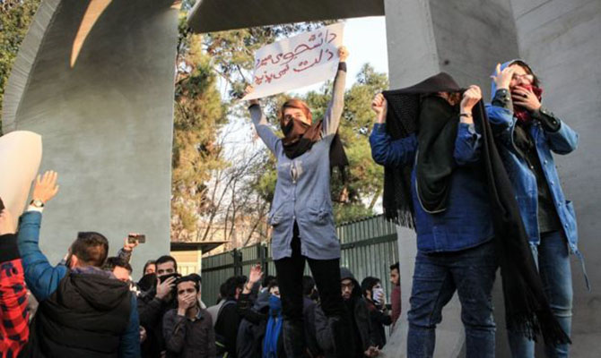 Протесты в Иране вылились в беспорядки и насилие