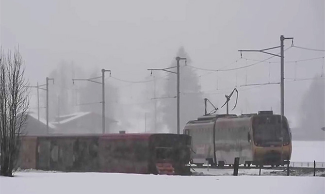 Ураган «Элеонор» сорвал пассажирский поезд с рельсов в Швейцарии