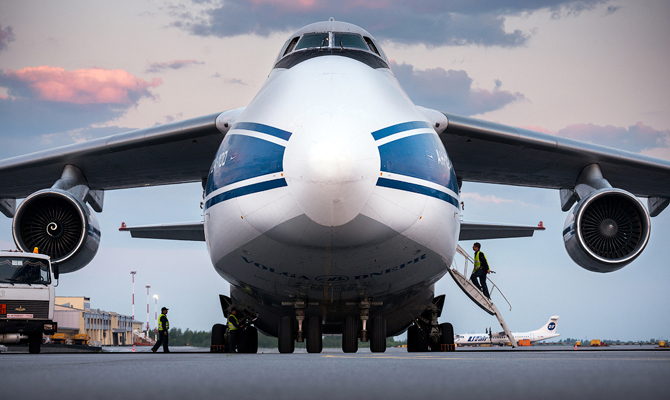 Украинский самолет «Руслан» перевозит детали для ракеты SpaceX