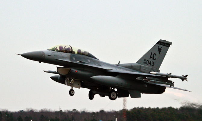 В Эстонию прибыли 12 американских истребителей