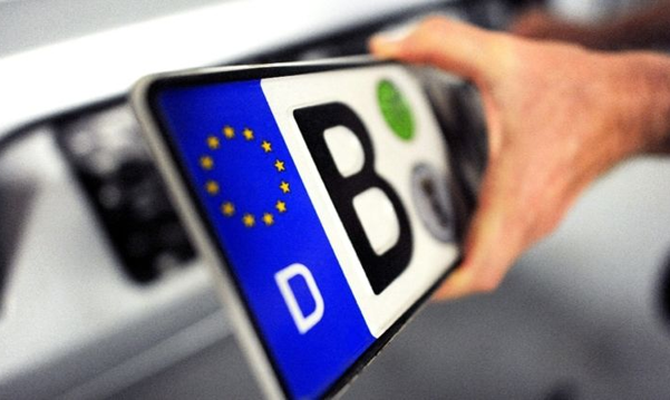 Гройсман предложил обязать владельцев авто на еврономерах доплатить налоги