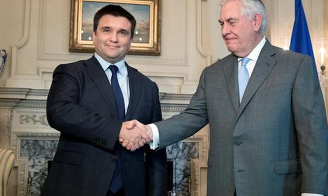 Климкин встретился с Тиллерсоном в Париже