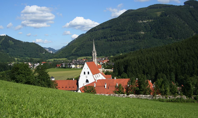 Семья Ротшильдов продала замок и охотничьи угодья в Австрии