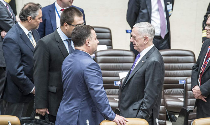 Полторак обсудил с главой Пентагона сроки поставки Javelin и методы влияния на Россию