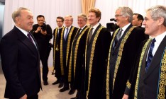 Британский судья Вульф возглавил новый суд в Казахстане