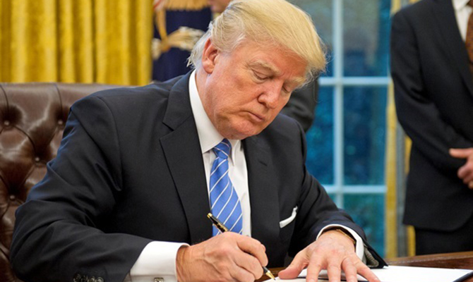 Трамп приказал открыть центр верификации иммигрантов